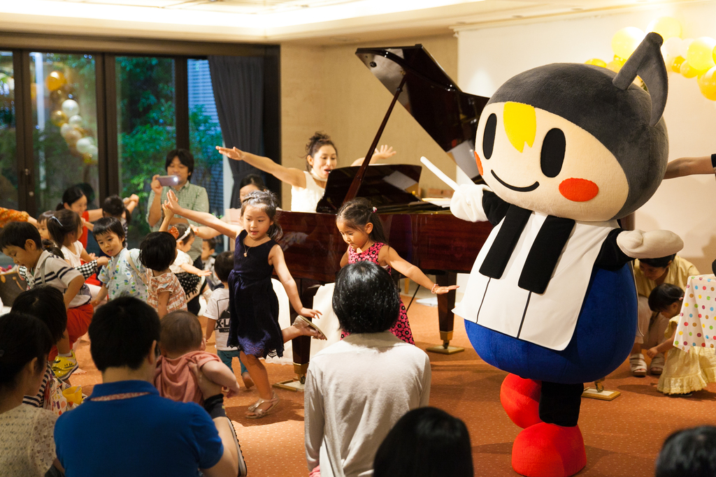 ピアノの下にもぐってピアノが聞けちゃうよ!