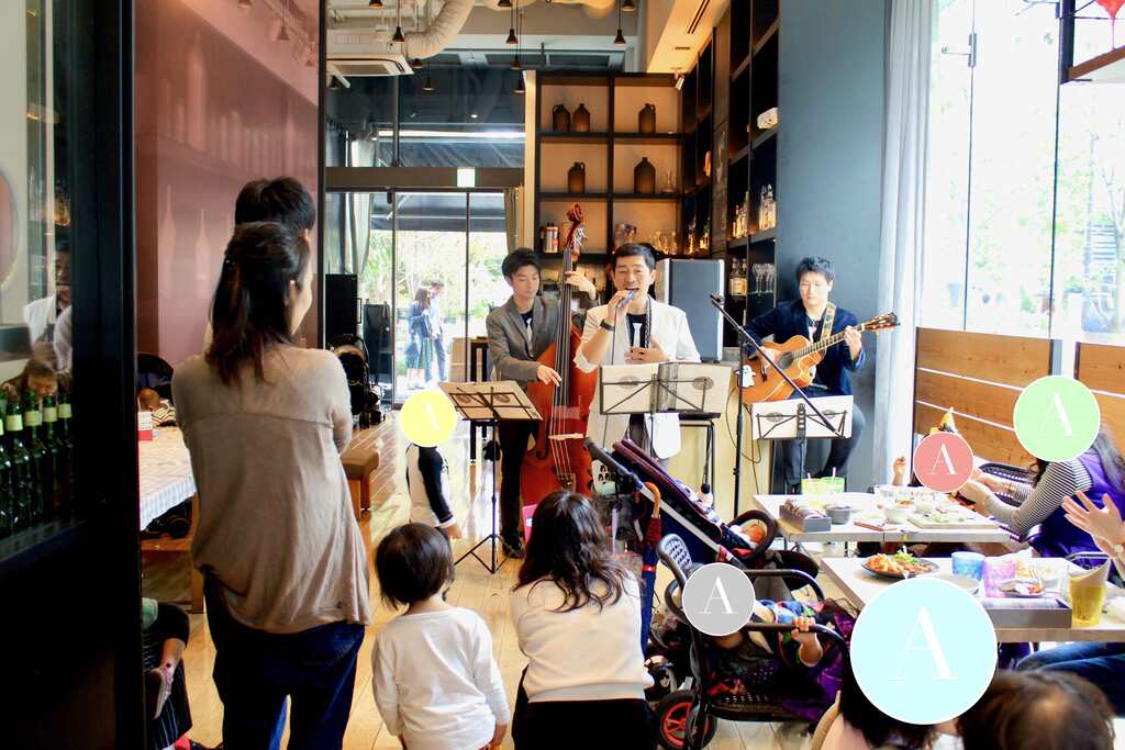 本格的な演奏で親御さんにもお楽しみいただいております!(写真は 東京のGood Morning Cafe 錦町 にて開催されていた模様です)