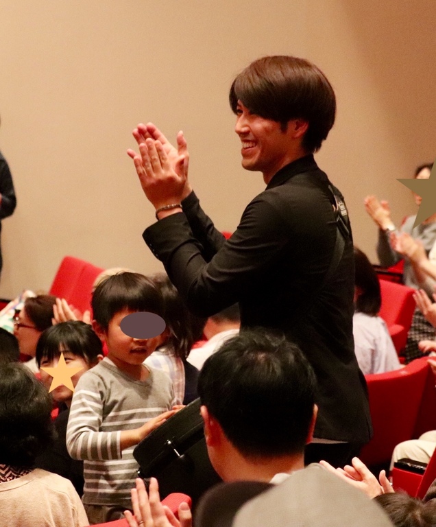 お客様の方へ歩み寄っての演奏!