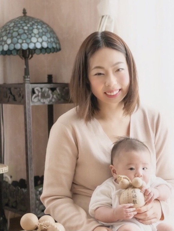 のそみ先生 :東京女学館高等学校卒業。桐朋学園音楽大学、同研究科(声楽専攻)卒業。 イタリア パルマ国立音楽院卒業。キッズコーチングマスターアドバイザー取得。0歳児の母。
