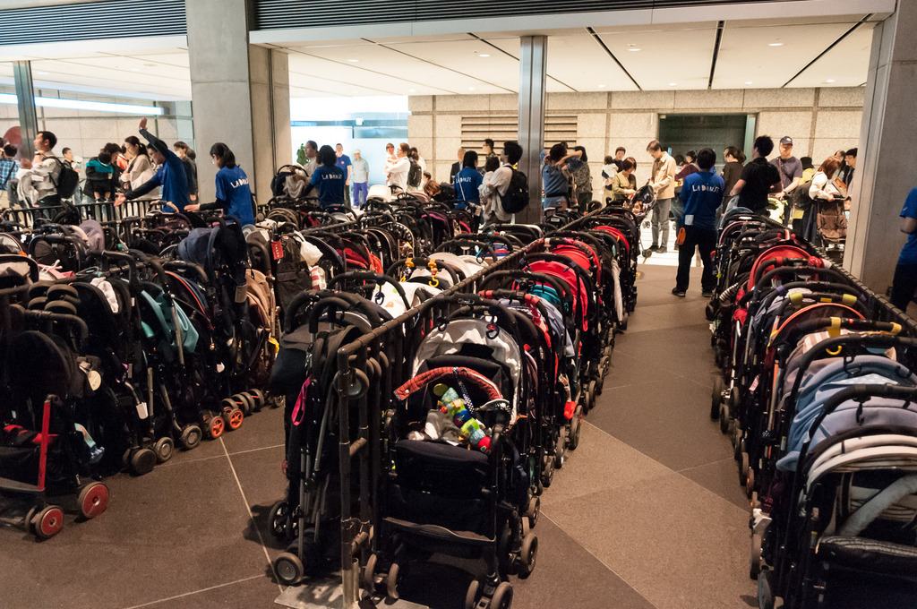  東京国際フォーラム ホールA 入り口　ベビーカー置き場
