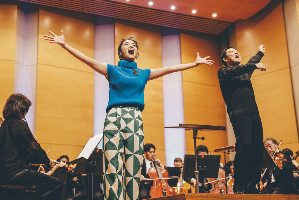 昨年のコンサートの様子 指揮：横山奏　司会：塚本江里子 (Photo by Taichi Nishimaki)