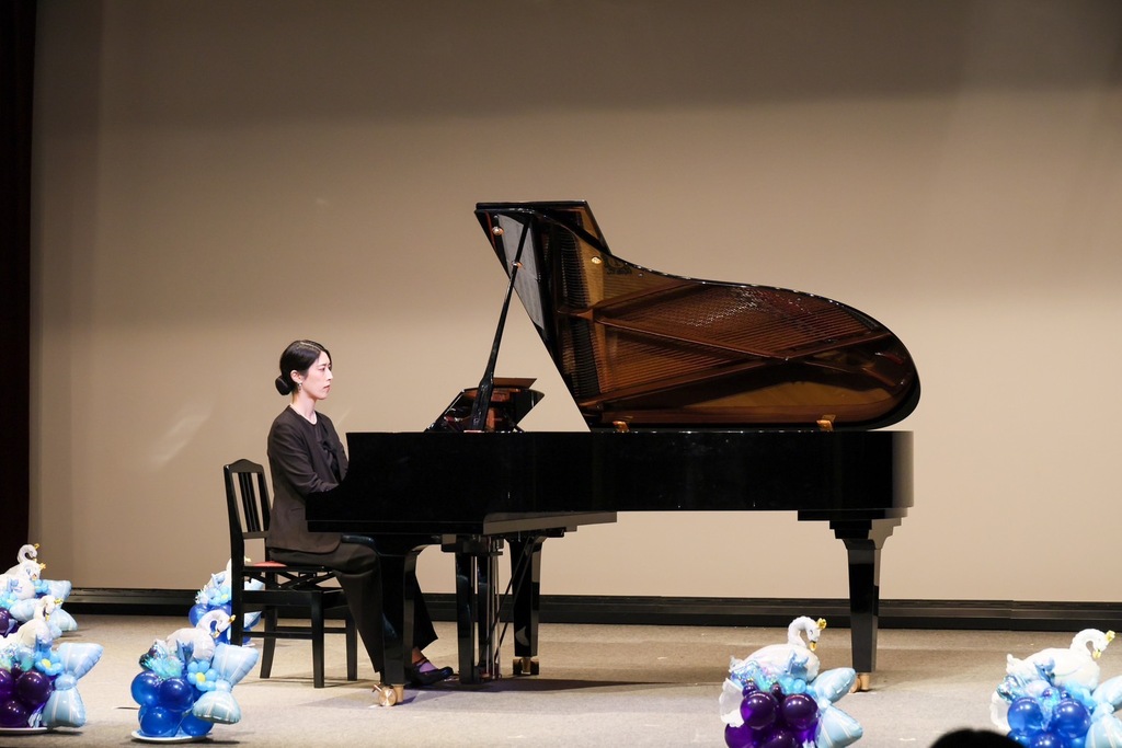 国立音楽大学音楽デザイン学科卒業。レコード会社での音楽CDプロデュース経験を活かし、児童館や高齢者施設などで演奏会の企画、多様な楽器編成のための編曲、ピアノや音楽理論の講師として活動中。