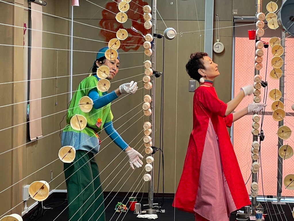 糸の長さで音階が決まります。手袋をした手でこすって音を出します。