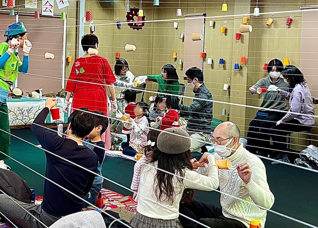 みんなで音を出して遊んでいる様子