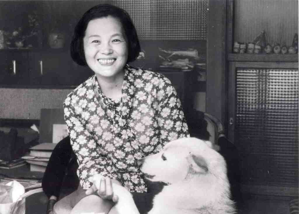 いわさきちひろと愛犬チロ　アトリエにて　1971年