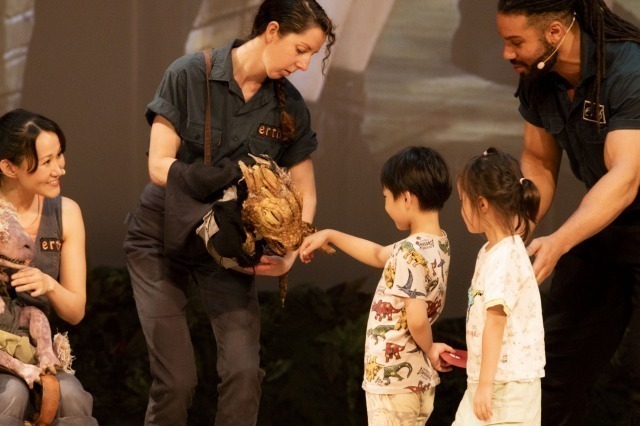 赤ちゃん恐竜とご挨拶