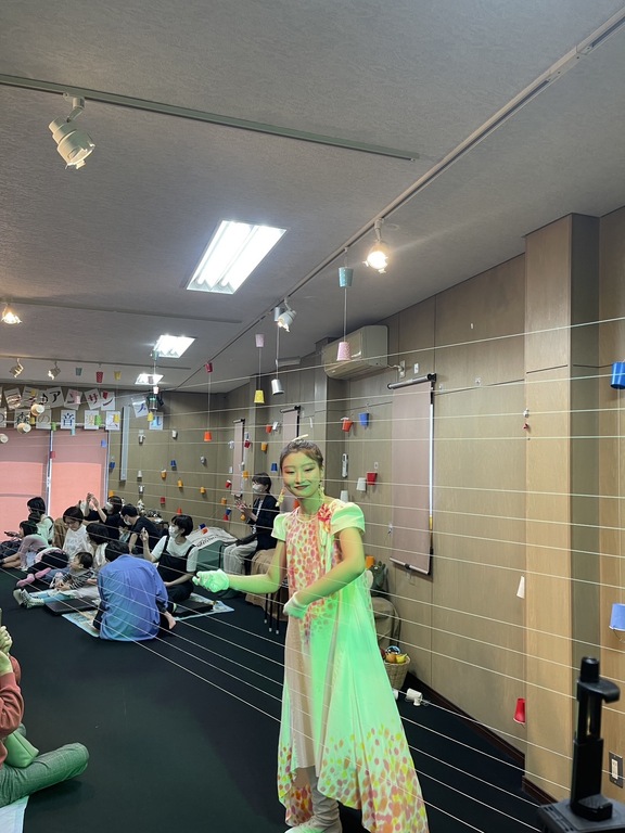 ベースストリングラフィの演奏者、美音
