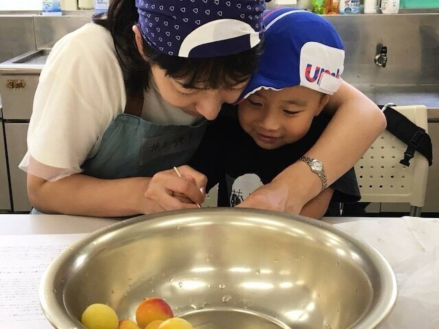 親子で梅干し作り