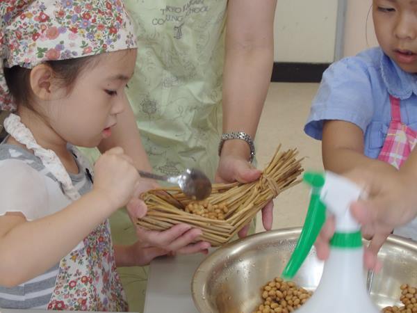 親子でワラ納豆作り