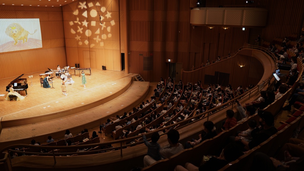 過去の開催の様子です。屋内の広い客席でゆったりと生演奏をお楽しみいただけます。