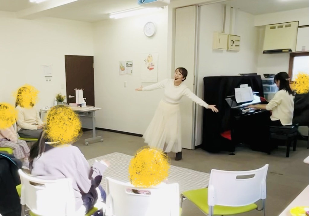 歌とピアノを間近で楽しむ、ミニコンサートの様子です✨