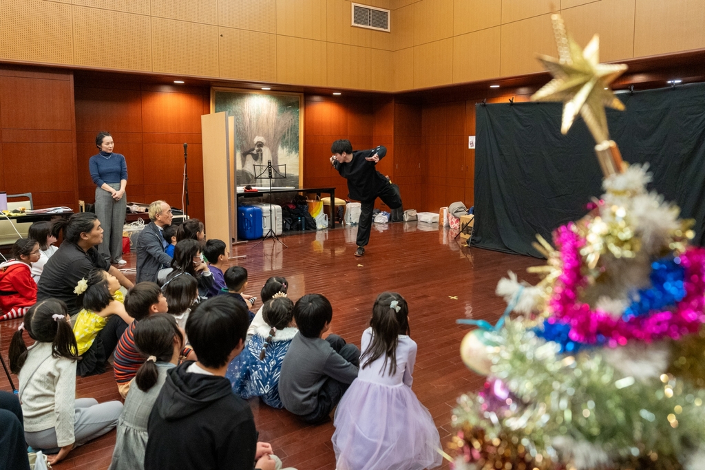 プロ講師によるステージ　子どもたちが真剣に観ています