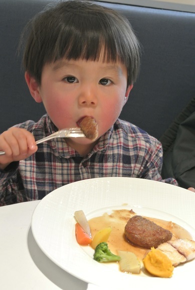 1歳児以上のお子様は、ママと同じお料理を子供用にお出しいたします。
