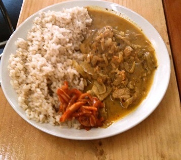 会場内にカレー屋さんが登場！体に優しい薬膳カレーは、甘口なので子どもでも食べられます！ ※限定８０食 ※実際はこの写真の半分くらいの量で、200円で販売されます。