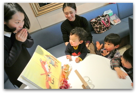 プロの女優のうたと絵本のおはなし会『どうぞのいす』臨場感たっぷり！！