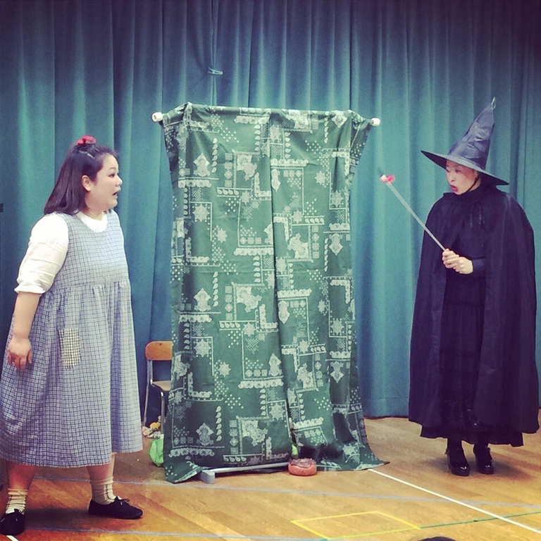 グレーテルと魔女のシーン。あの杖で魔法をかけられちゃうかも!?