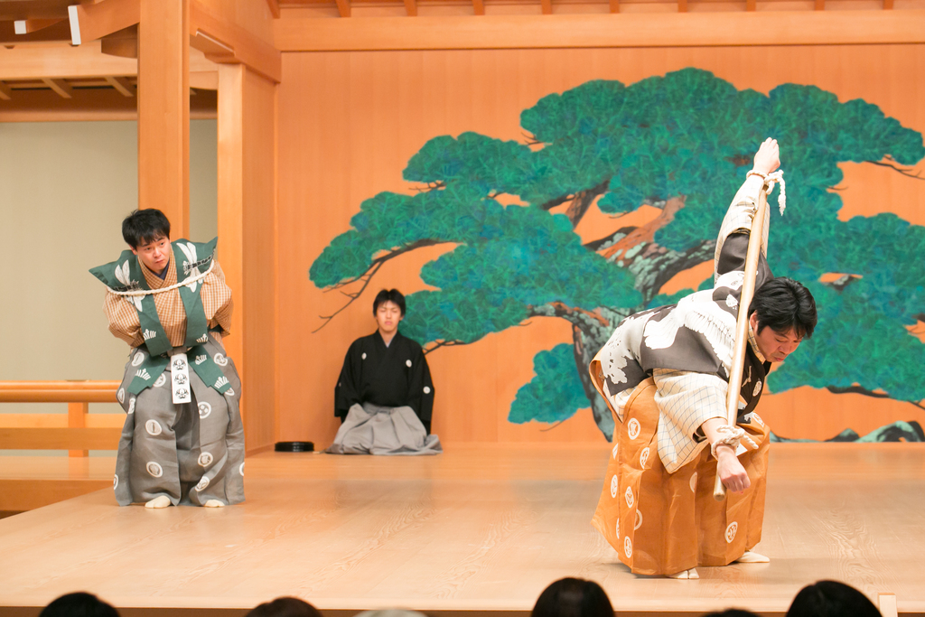 狂言「棒縛(ぼうしばり)」。両手を縛られてもお酒が飲みたい二人が思いついた方法とは……。