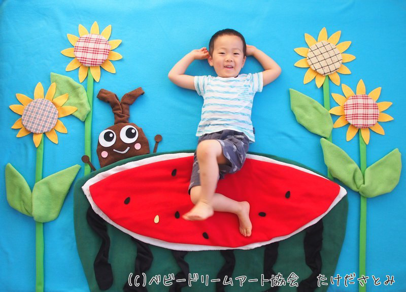 『スイカ　いただきます』大きなスイカを前に大喜びのカブトムシとお子様のアート。