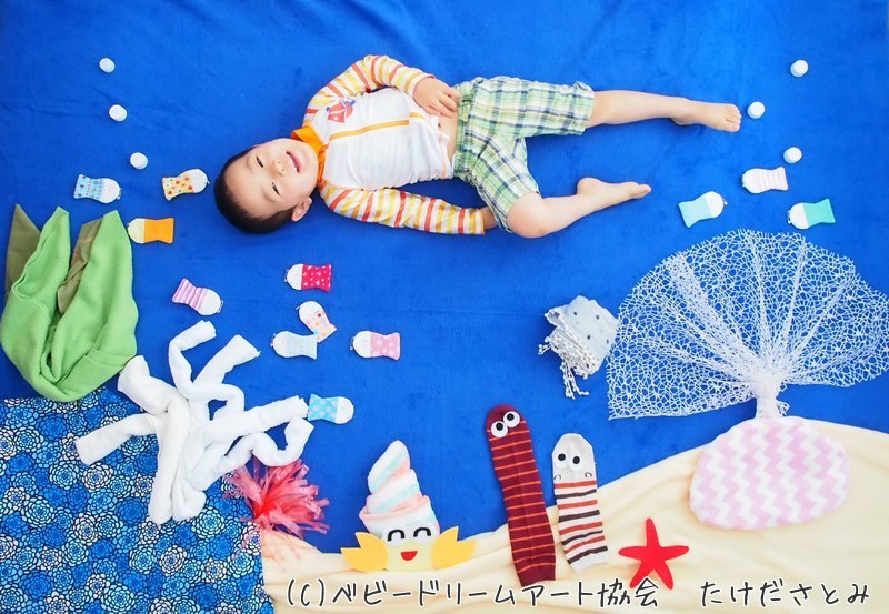『Under The Sea』たくさんの稚魚、砂地から顔を出すチンアナゴ、サンゴ礁、ヤドカリ・・海の世界へGO！