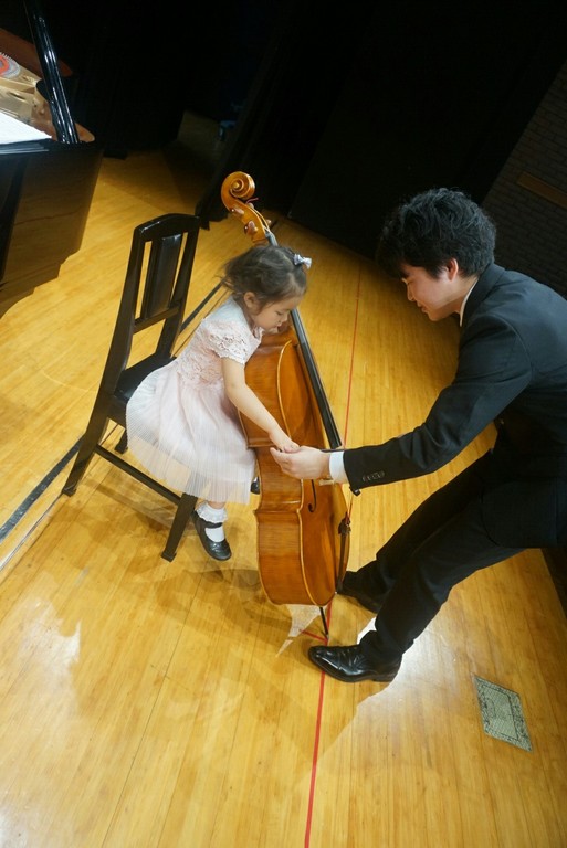 子どもの体より大きなチェロ！　チェロの音色をこんな近くで体験できます！