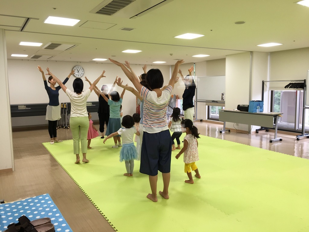 文京区子育てひろば江戸川橋で同じ内容の講座「親子ではじめるプレバレエ」写真です。