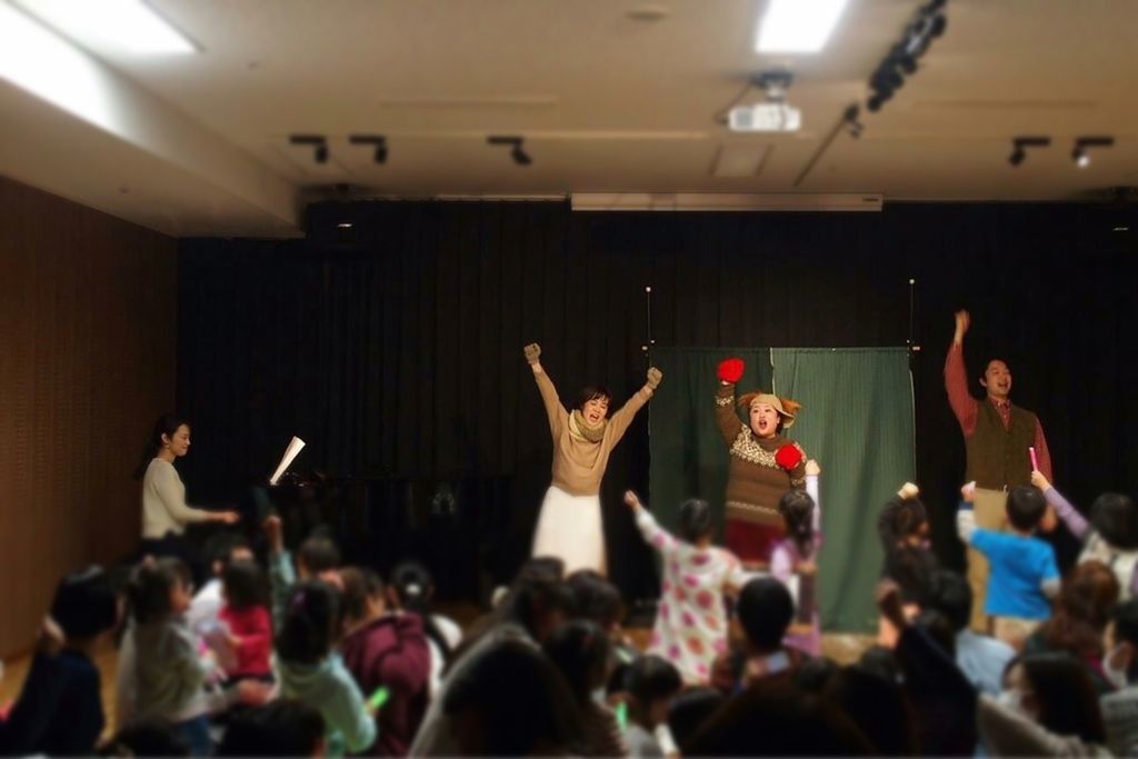 みんなで歌って踊れるから子供たちは立ち上がってます!