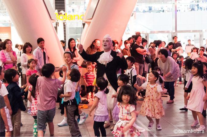 ホールE:「こどもたちの音楽アトリエ」の様子→有料公演のチケットまたは半券があれば無料で参加できる子ども向けワークショップでは、歌ったり、リズムを叩いたり・・・全身で音楽を楽しめます!
