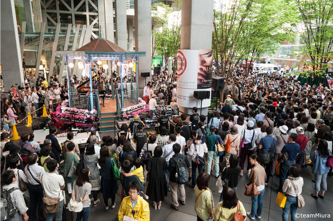 地上広場：「キオスクステージ」の様子→ひと休みしたくなったら、東京国際フォーラムのネオ屋台村や、東京芸術劇場前のケータリングカーへ！開放感たっぷりの屋外で音楽を聴きながらグルメが楽しめます！