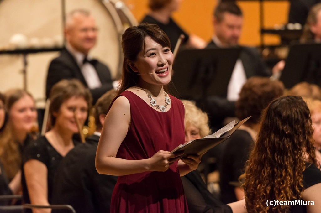 中村萌子(司会):フェリス女学院大学音楽学部声楽学科卒業。歌、語り、司会等で数々のオーケストラと共演し、コンサートやミュージカルにも出演するなど幅広く活躍中。テレビ東京「THEカラオケ★バトル」に出演