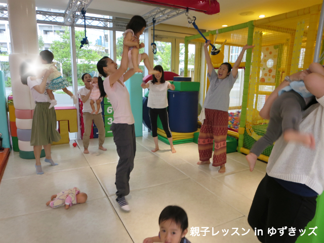 歌いながら親子でジャンプ!