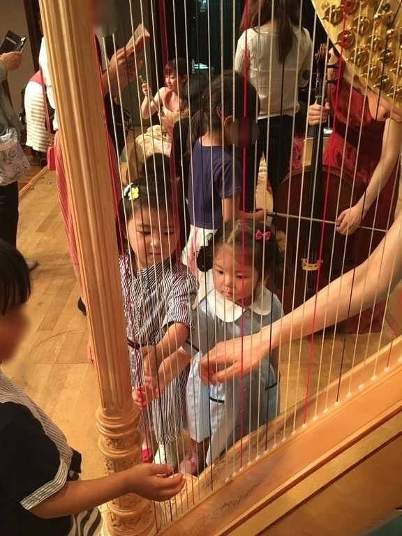 演奏後の楽器体験!目をキラキラさせていたり、真剣な表情で弾いてみたり子供達みんな興味津々です!