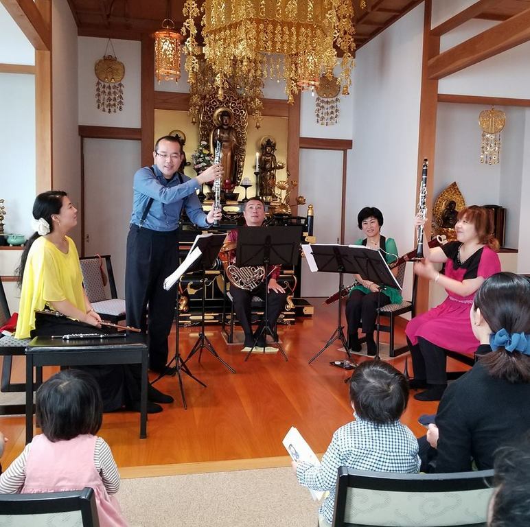 手の届きそうな目の前で聴く本格的な生演奏は大迫力!