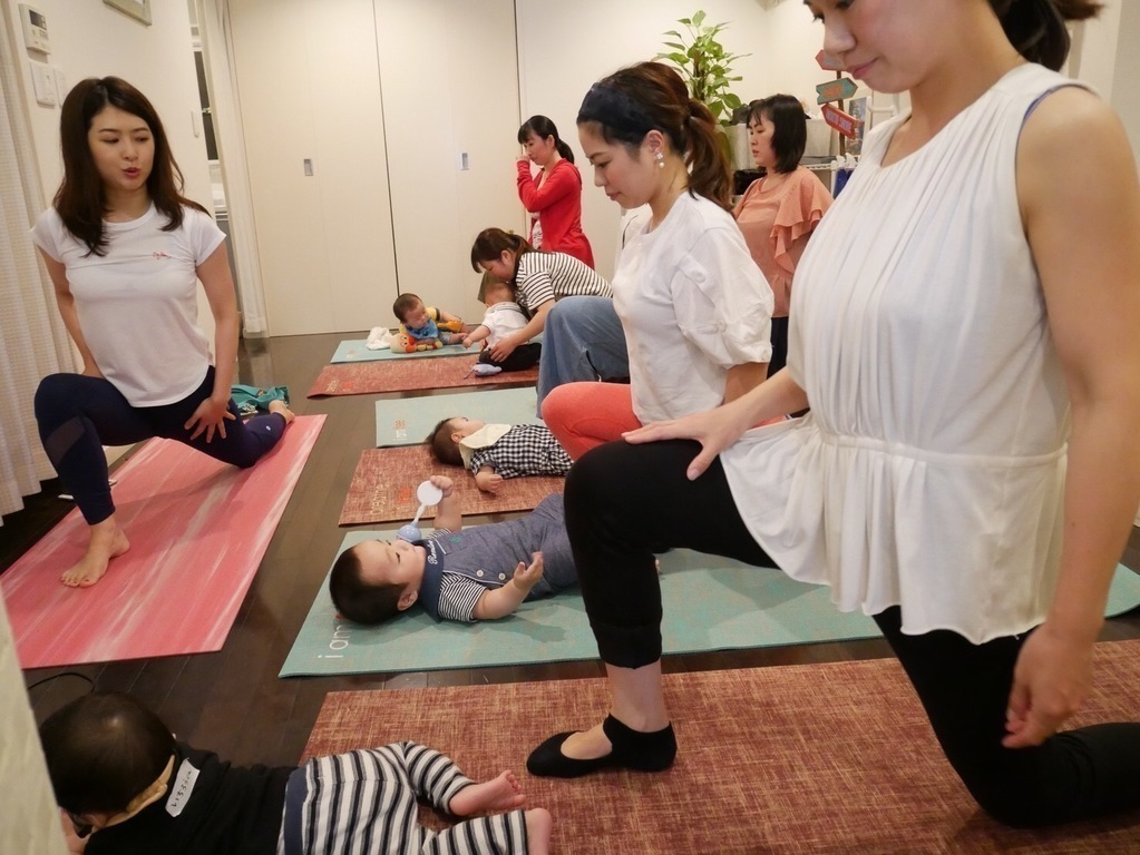 産後ヨガの様子