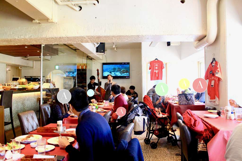 お店は「海」をコンセプトにしたステキな内装! 日曜日をゆったりとした気分でお過ごしください