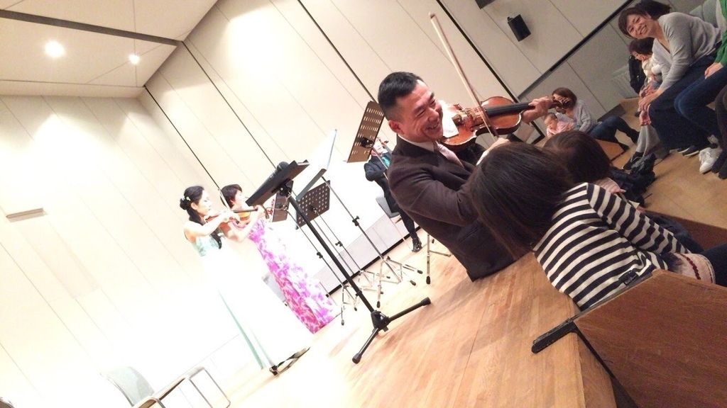 自然とこどもたちが舞台によってくる楽しい演奏会です!