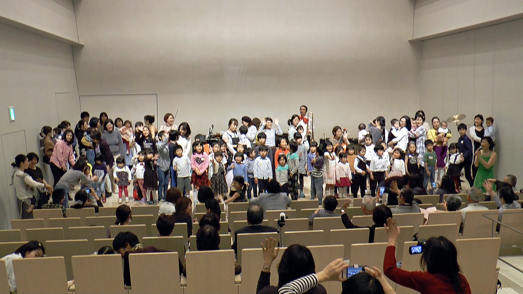 昨年10周年記念コンサートの模様。子供たちが舞台に乗ることができます!
