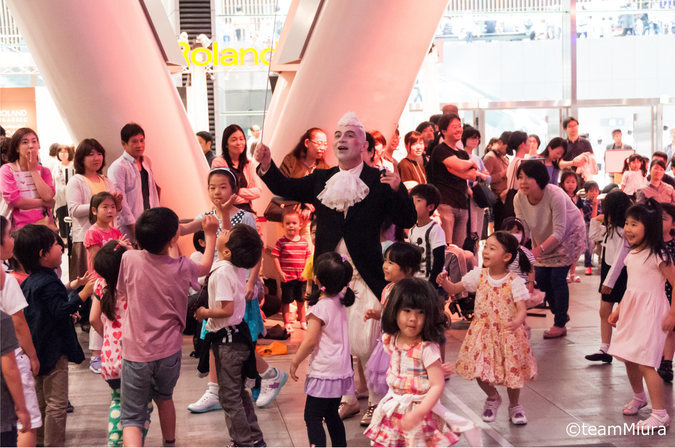ホールE:「こどもたちの音楽アトリエ」の様子→有料公演のチケットまたは半券があれば無料で参加できる子ども向けワークショップでは、歌ったり、リズムを叩いたり・・・全身で音楽を楽しめます!