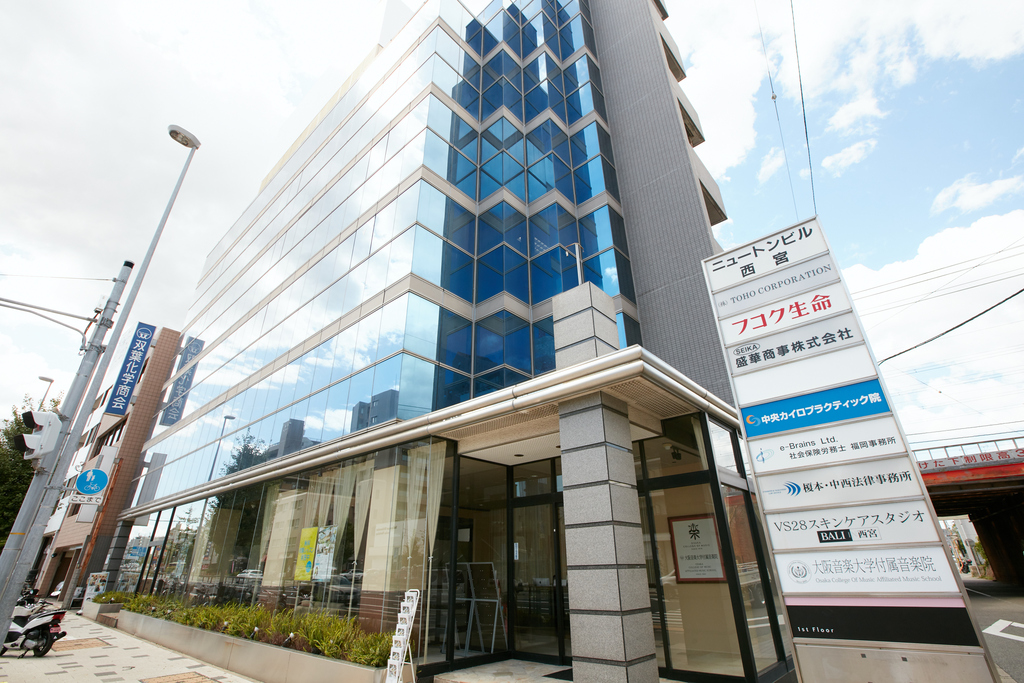 さくら夙川校は産所町西の交差点の角、ニュートンビル1階にございます。