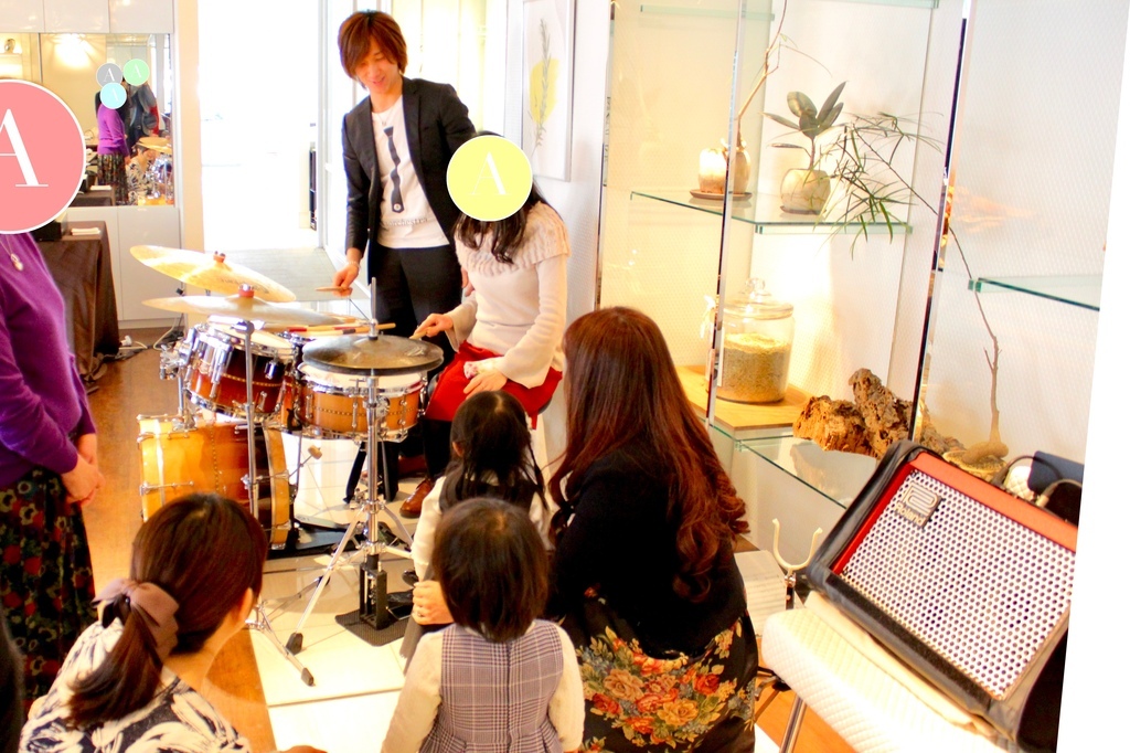 終演後は、お子さまだけでなく大人の皆様も気軽にミュージシャンへお声がけの上、楽器に触れてみてください!