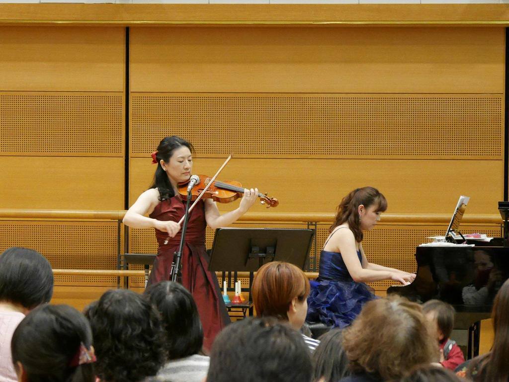 舞台はなく、演奏者と同じ目線で楽しんでいただけます♪